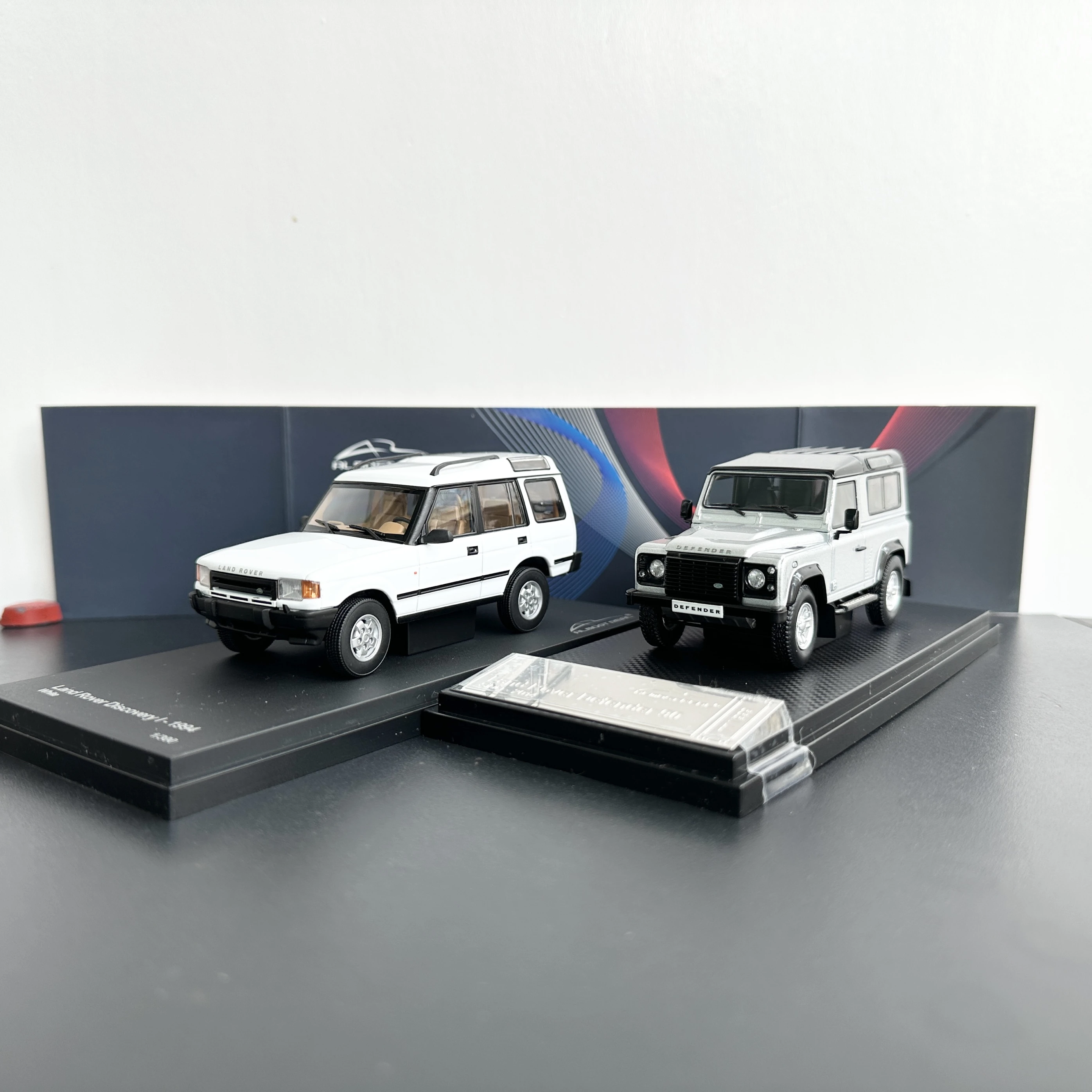 Масштабная модель Land Rover Defender 90 Edition, Land Rover Discovery First Edition, 1:43, почти как настоящая.