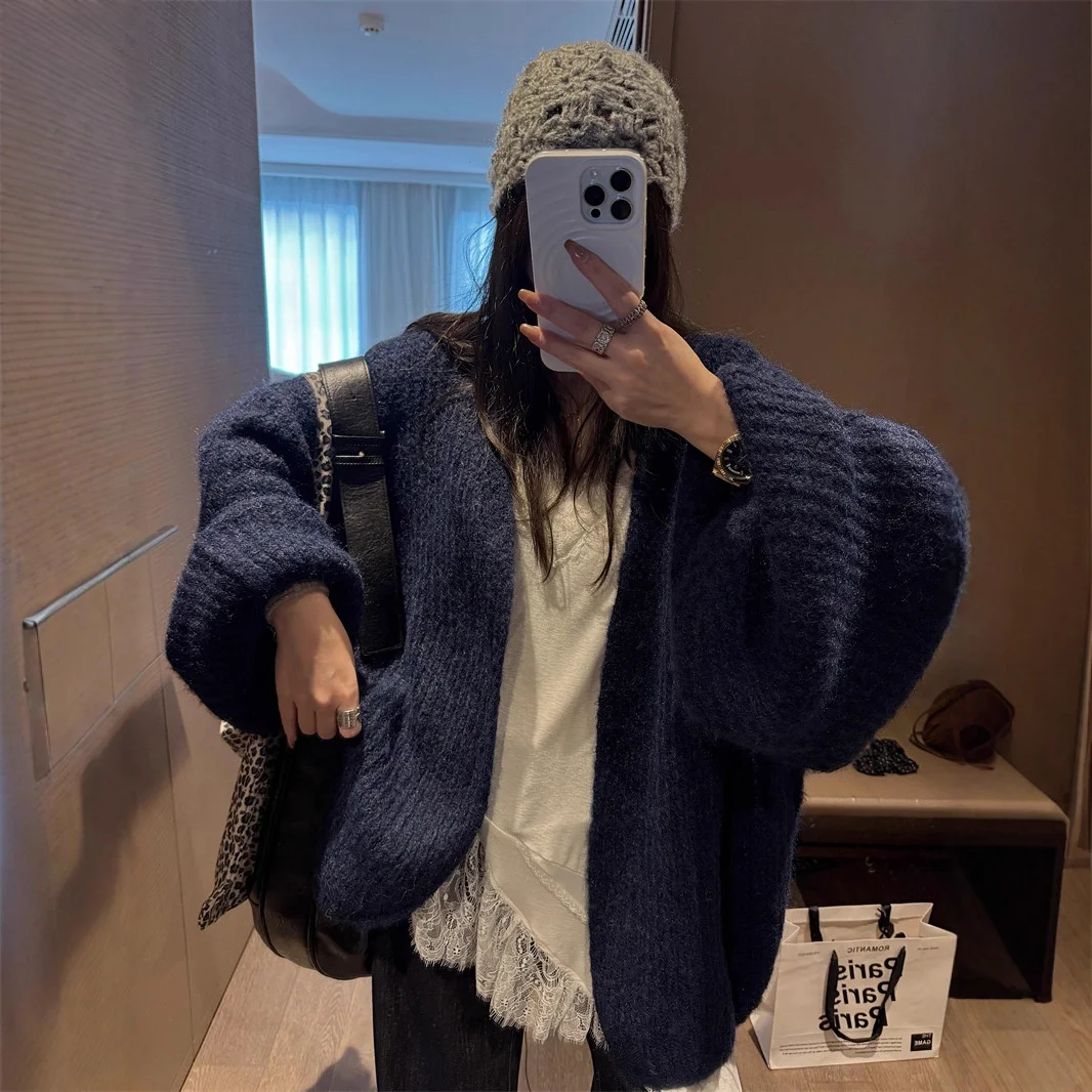 

Удлиненные черные женские зимние кардиганы с круглым вырезом, утепленные, с меховым воротником, из плотного плюша, однотонные, с эффектом потертости, с узлами, уютные, на каждый день