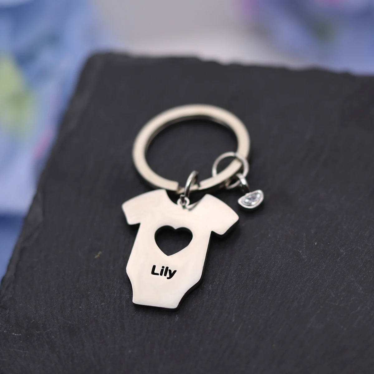 اسم مخصص المفاتيح الأطفال تي شيرت مع القلب قلادة كيرينغ الرجال النساء شخصية مجوهرات من صلب لا يصدأ تذكار هدية