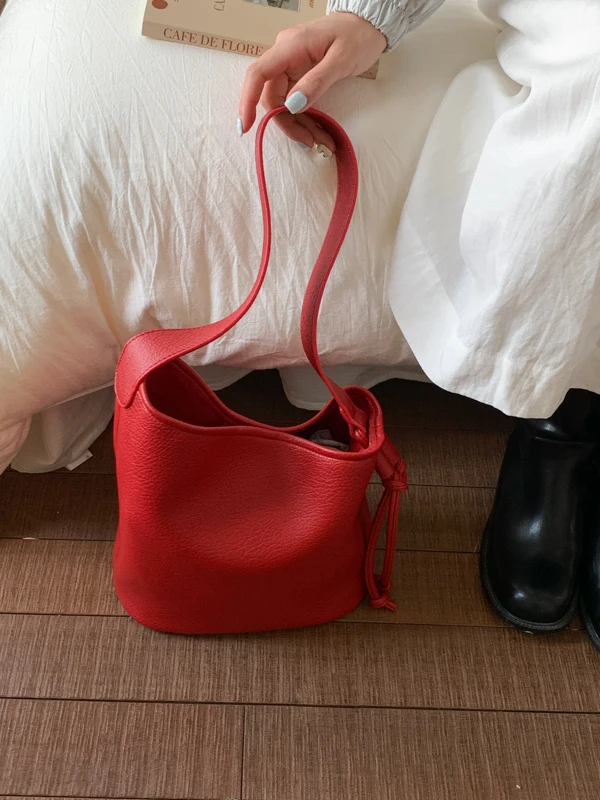 

Корейская красная сумка-ведро в стиле ретро, женская пригородная сумка через плечо, мягкая повседневная сумка из искусственной кожи для молодых женщин