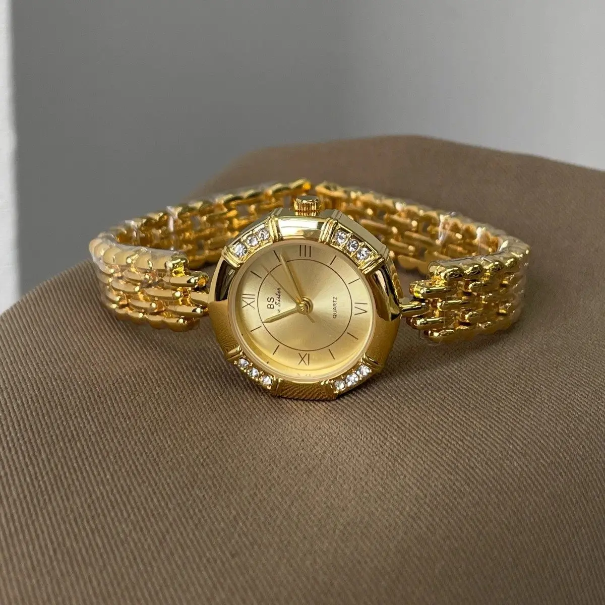

Новые женские модные часы, роскошное золотое исполнение, винтажный стиль, женские кварцевые часы, повседневные и элегантные, высококачественные женские наручные часы.