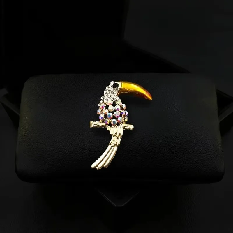 

2080 Vintage Rhinestone Toucan Bird Brooch Lively Cute Animal Metal Lapel Pins Exquisite Accessory for Women Suit Jewelry Gifts