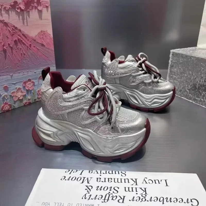 Женские модные кроссовки, новые сетчатые кроссовки с дышащей шнуровкой, повседневная обувь для маленьких людей, удлиняющие одиночные туфли на толстой подошве