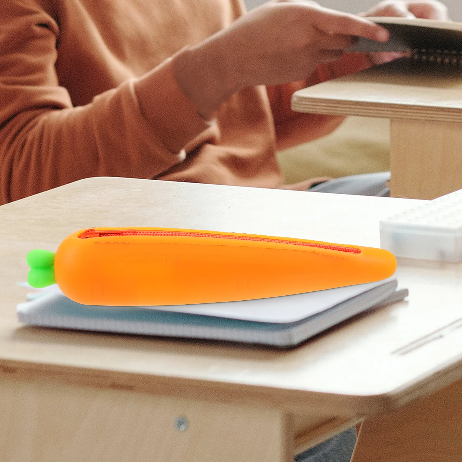 

1PCS Carrot Shape Pencil Bag Lightweight Silicone Stationery Case Kawaii School Supplies Creative Gift For Friends Families