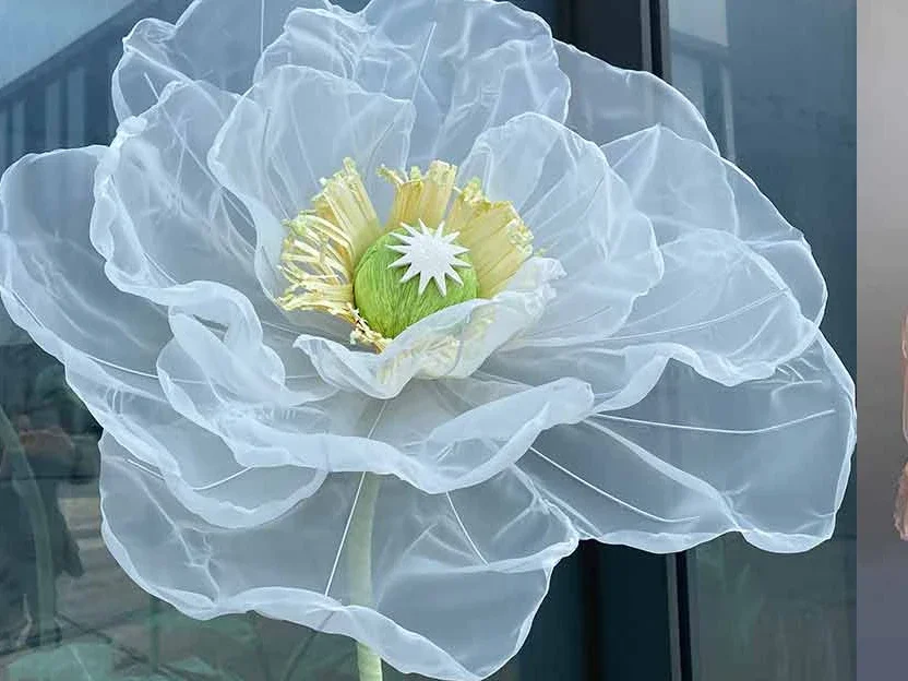 Automatic opening and closing of manual paper art flowers in large shopping malls by electric machinery