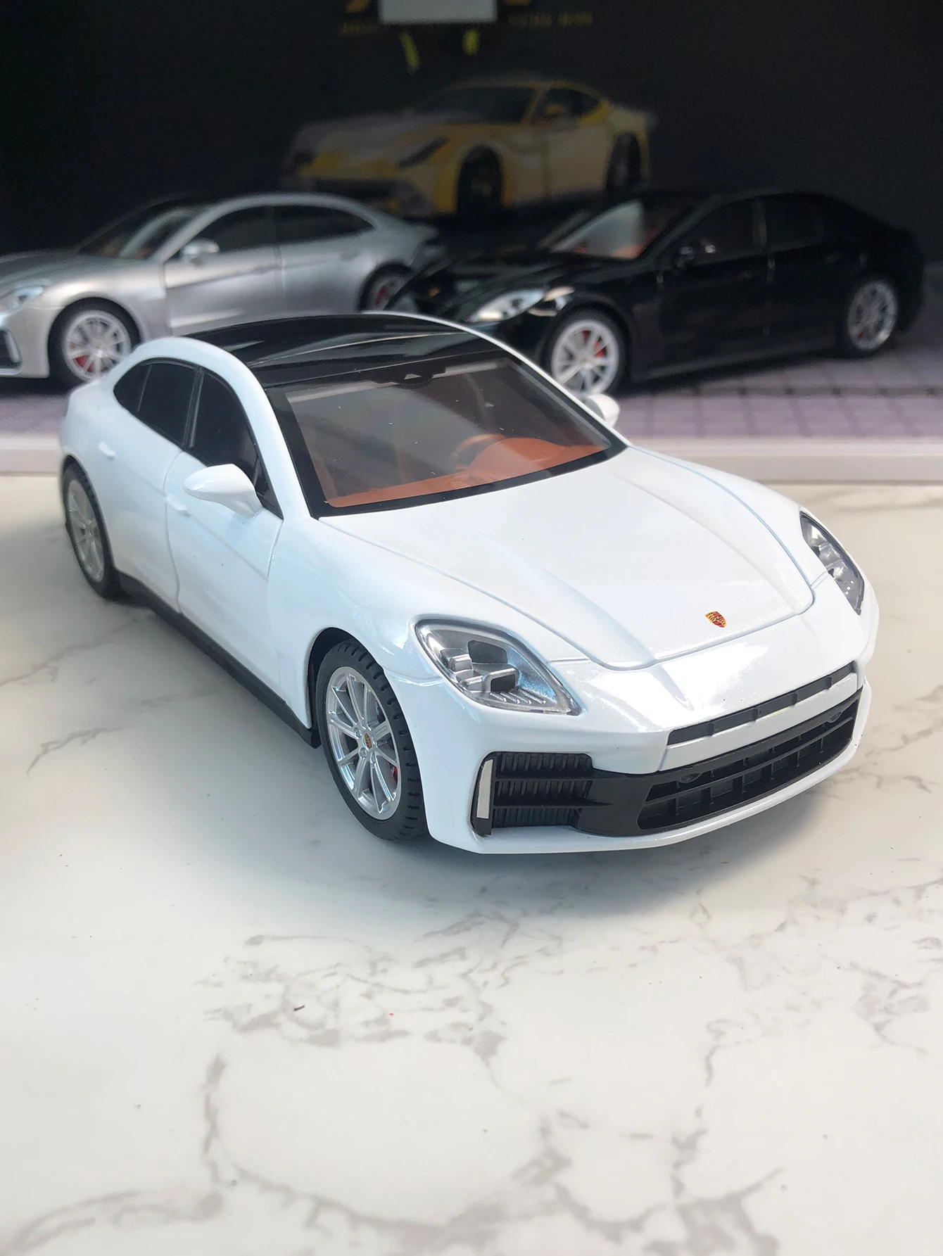 

Модель автомобиля Porsche Panamera в масштабе 1:24, декоративная деталь из цинкового сплава, коллекционная подарочная машинка.