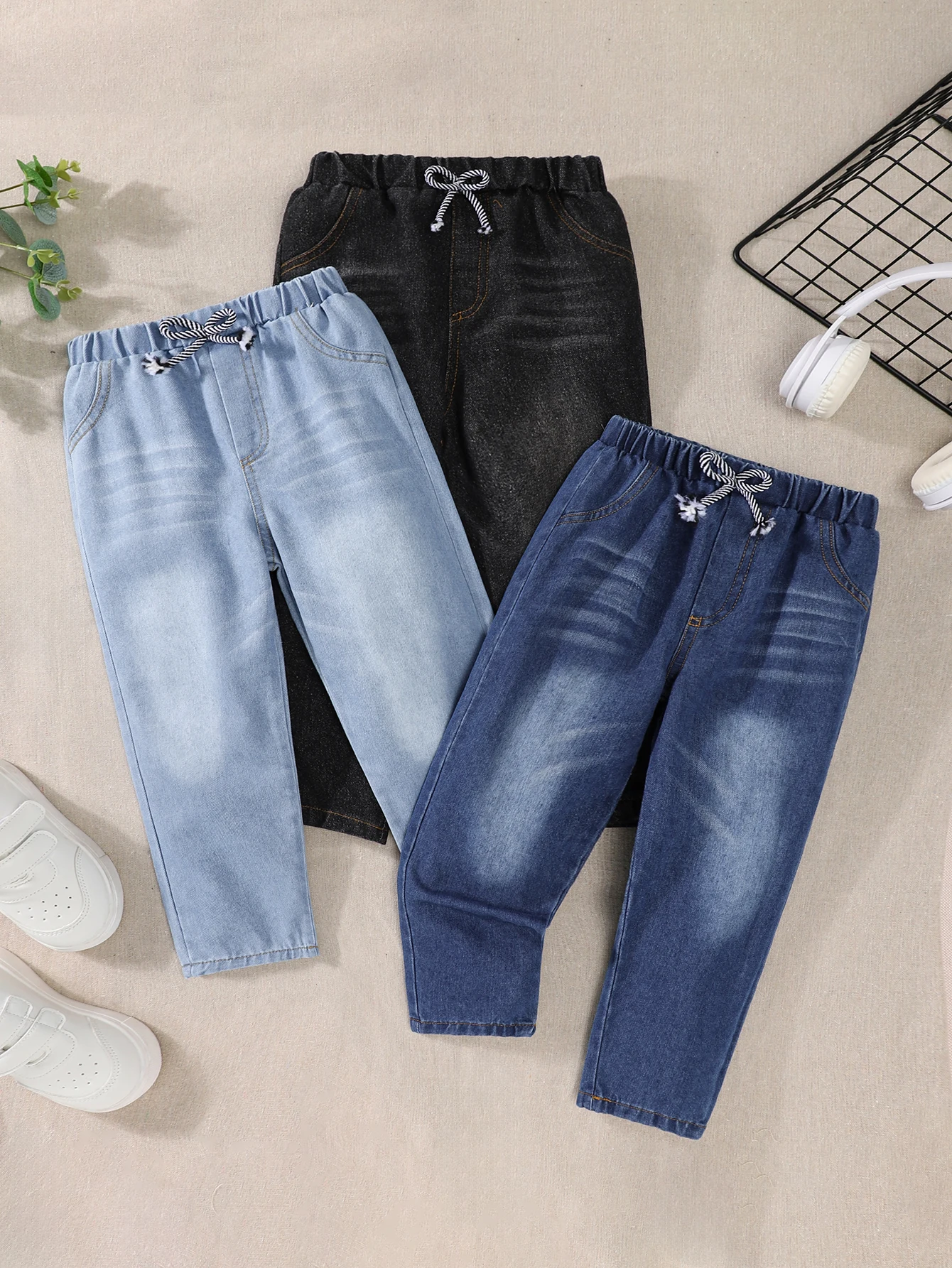 

A 3-Piece Set Of Light Medium Blue Multi-Color Washed Jeans For Boys' Casual Spring And Autumn With A Loose-Fitting Waist