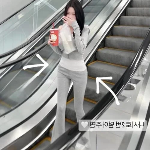 

Стильный комплект из укороченной куртки с капюшоном и расклешенных брюк: модный женский костюм-двойка для осени, с длинными рукавами и длинными брюками, 100% материя...