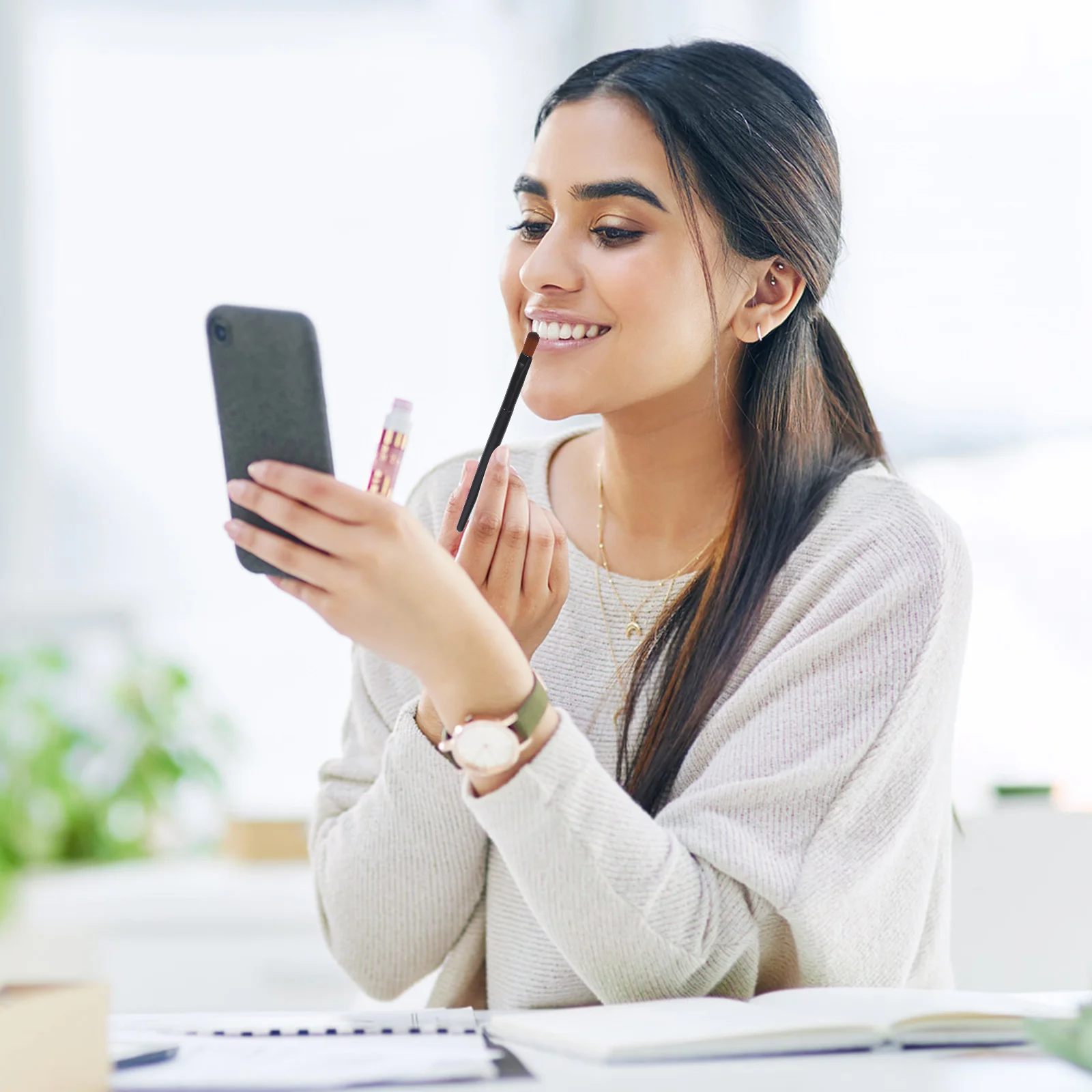 

100Pcs Lipstick Brush Disposable Mini Portable Lip Gloss Applicator Makeup Tool for Home Travel Lip Brush Lipstick Applicator