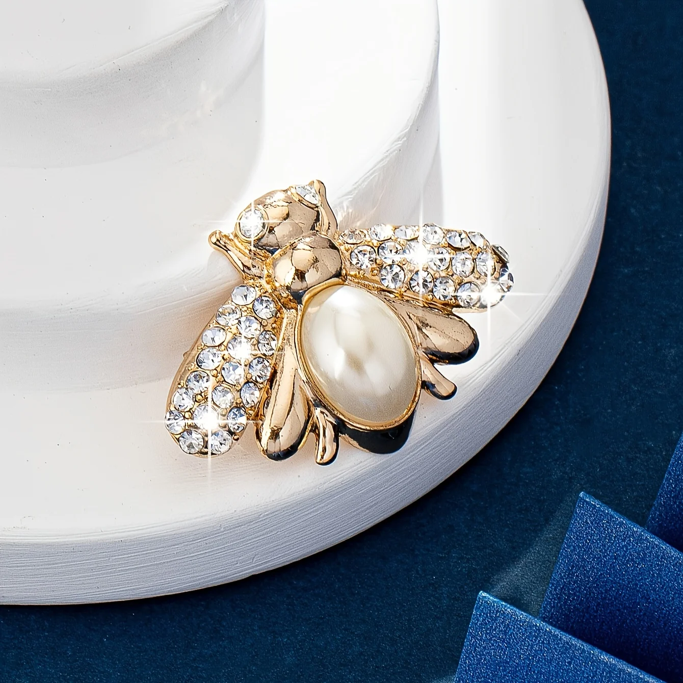 A Minimalist Yet Versatile, Luxurious Bee-shaped Brooch for Women—featuring Faux Pearls—that Serves As A Stylish Accessory for Collars or Scarves; Elegant and Perfect for Parties, Gifting, or Complementing An Outfit.