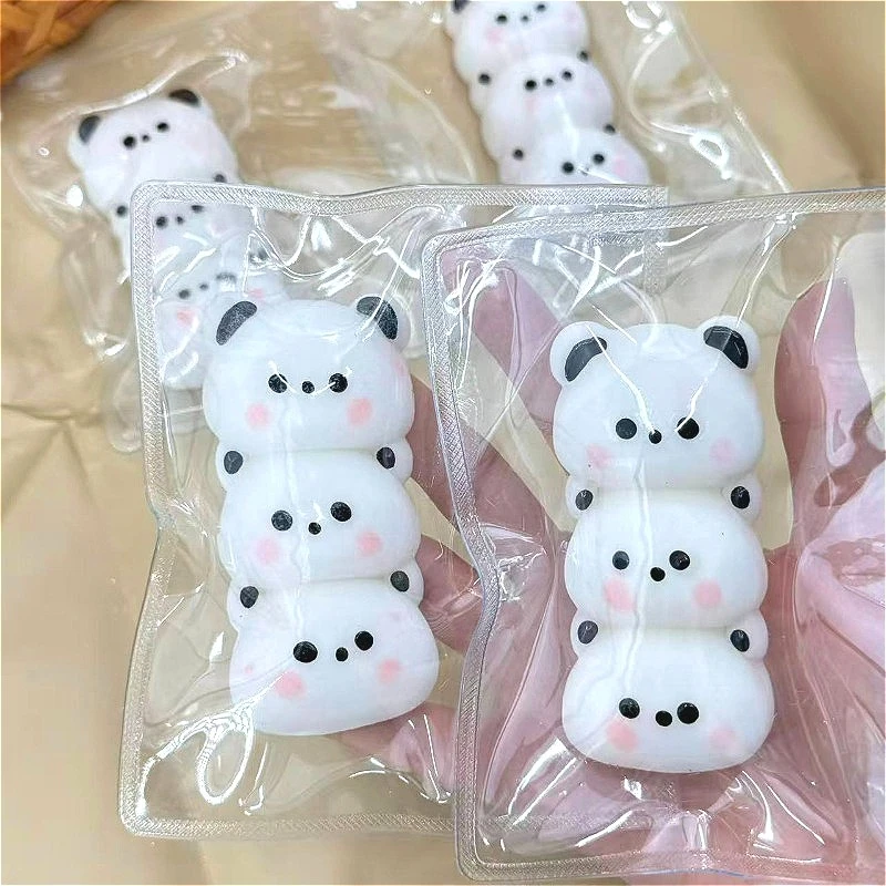 

Игрушка-сквиш «Три панды, сжимающие игрушку», милая и интересная, идеально подходит в качестве подарка на детский праздник. Таба Скуиши — это слоу-фуд.