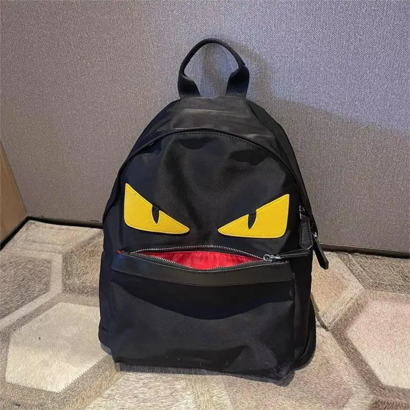 

Новый водонепроницаемый рюкзак из нейлоновой ткани, легкий, с большими карманами, универсальный и оригинальный дизайн, подходит для кемпинга и походов.