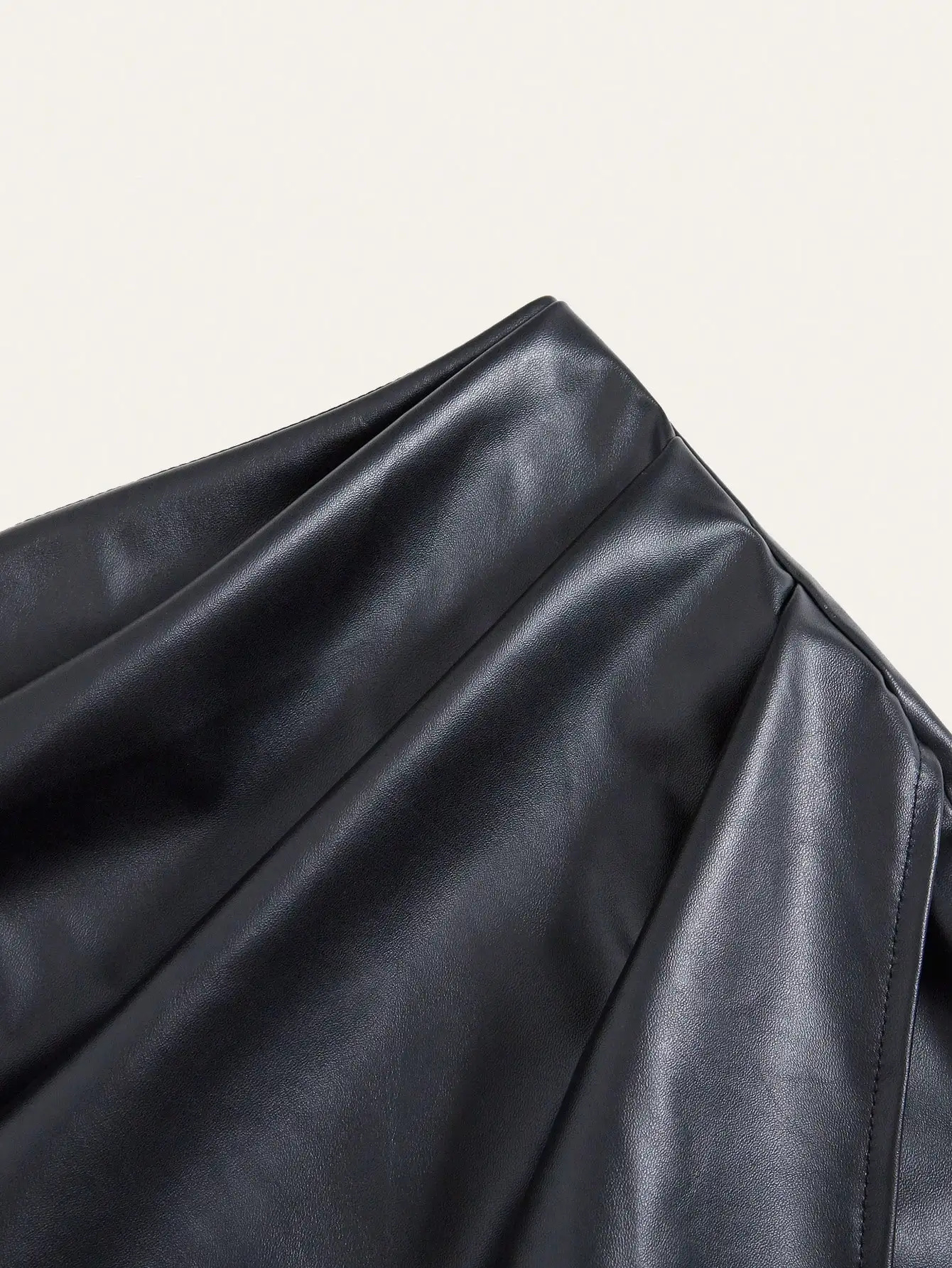 Saia Mini de Couro PU Preto com Drapeado Assimétrico