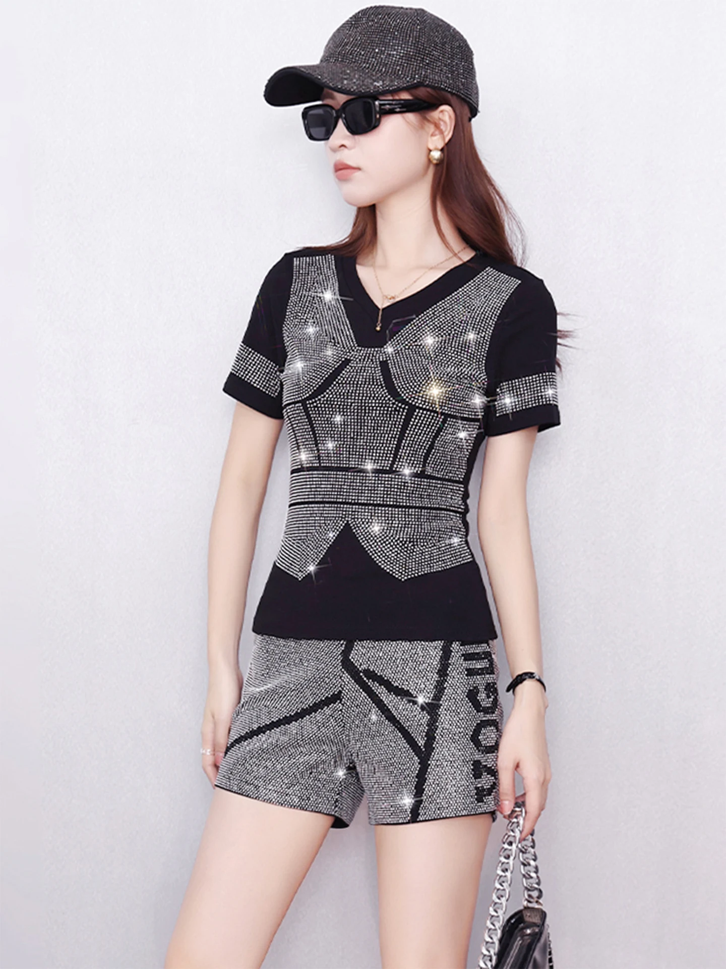 

Модный комплект из двух предметов с бриллиантовой отделкой и коротким рукавом, женский летний новый хит продаж, приталенная футболка с V-образным вырезом из смесового хлопка...