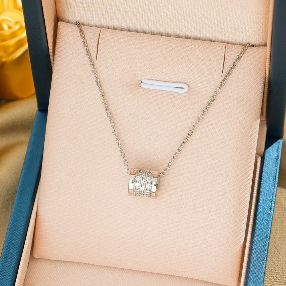 

The latest high-end, niche and light luxury, micro-inlaid zircon titanium steel necklace, with extremely strong design sense