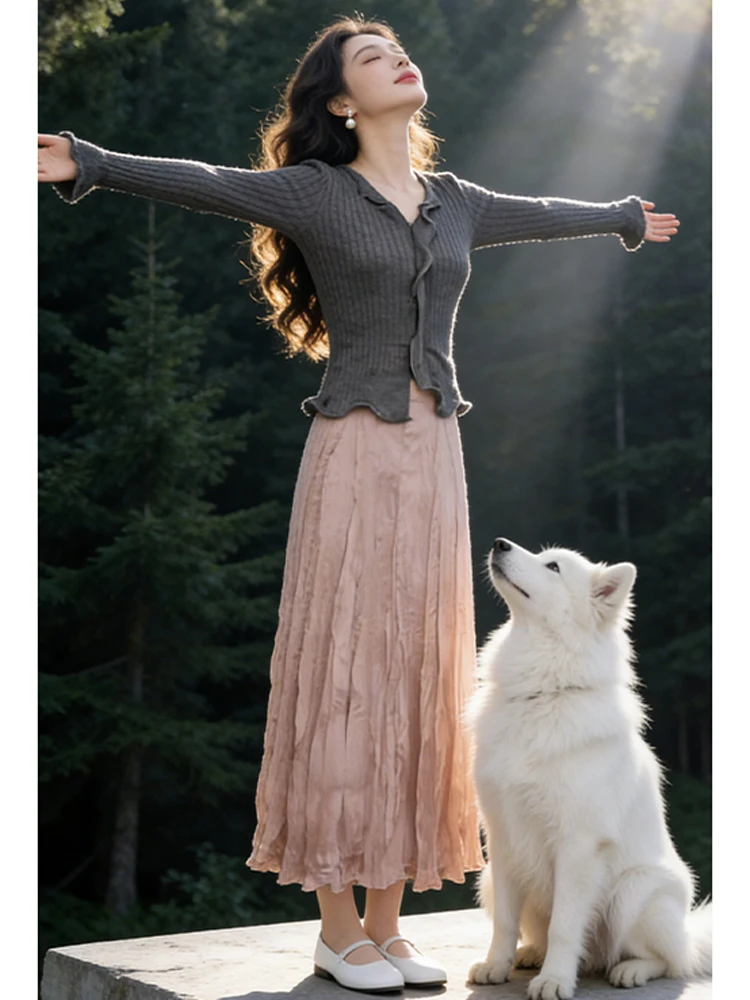 

Модный антивозрастной вязаный комплект 2026 года: свитер с V-образным вырезом и оборками, плиссированная юбка — комплект из двух предметов