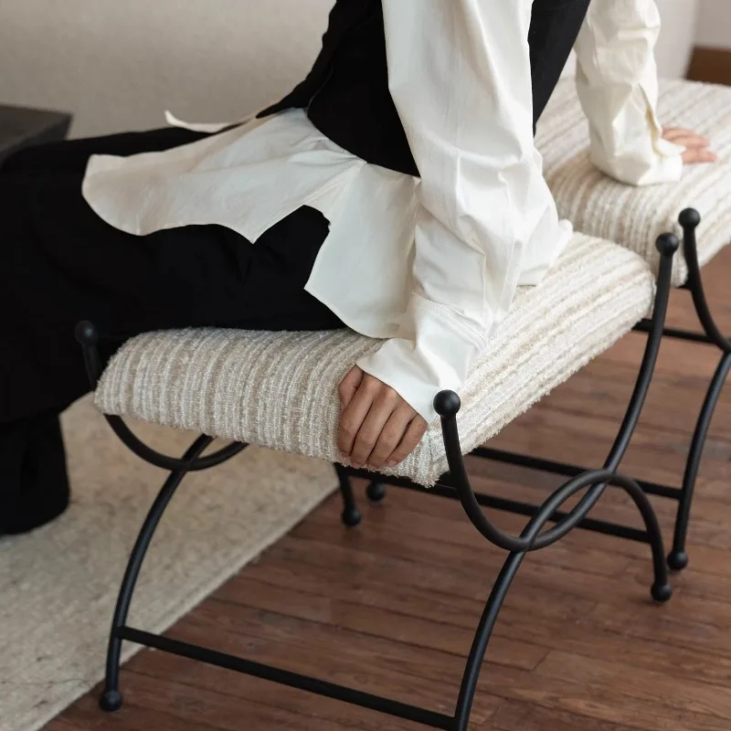 مقعد أحذية منجد معدني فرنسي عتيق، مسند قدم بسيط ومقعد مكياج للمساحات الأنيقة، موبليس للتخزين العثماني