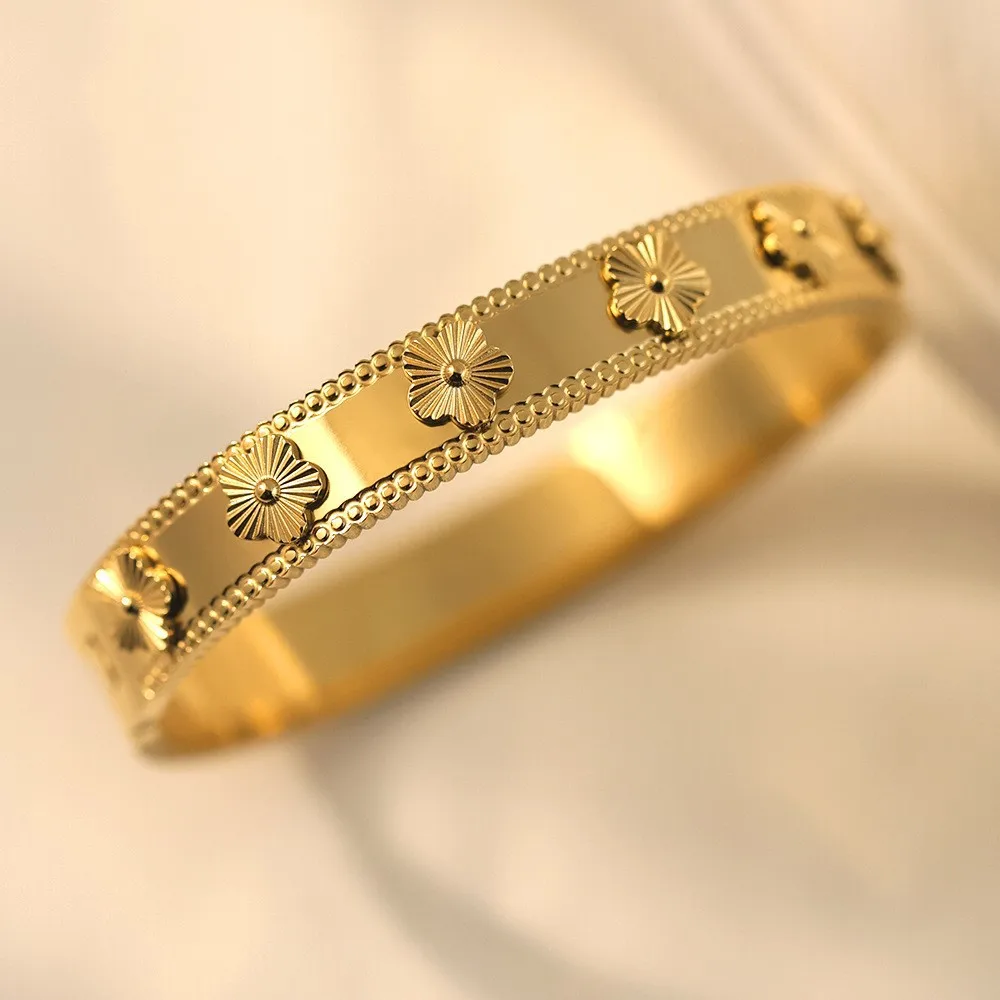 3-teiliges Wasserdichtes Blumenmuster Armreif-Set für Frauen Edelstahl 5-Blatt-Klee Armband Stapelbare Schmuck-Geschenkidee – Detail 2