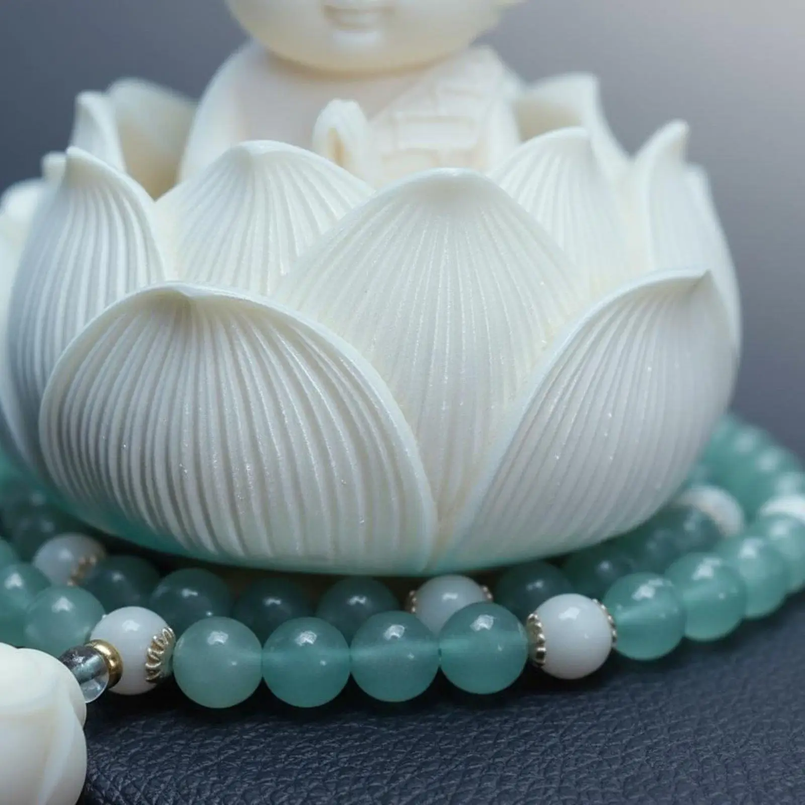 Chinese Style Car Buddha Statue Resin Figurine for Dashboard Console Lotus Peace Symbol Protection Decoration