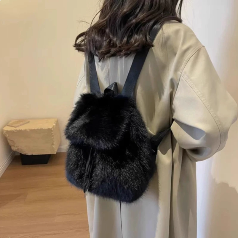 กระเป๋าเป้สะพายหลังขนเฟอร์เทียมสำหรับผู้หญิง ความจุขนาดใหญ่ แบบมีเชือกผูกและฝาปิดแม่เหล็ก เหมาะสำหรับใช้ในชีวิตประจำวัน ไปโรงเรียน หรือเดินทาง