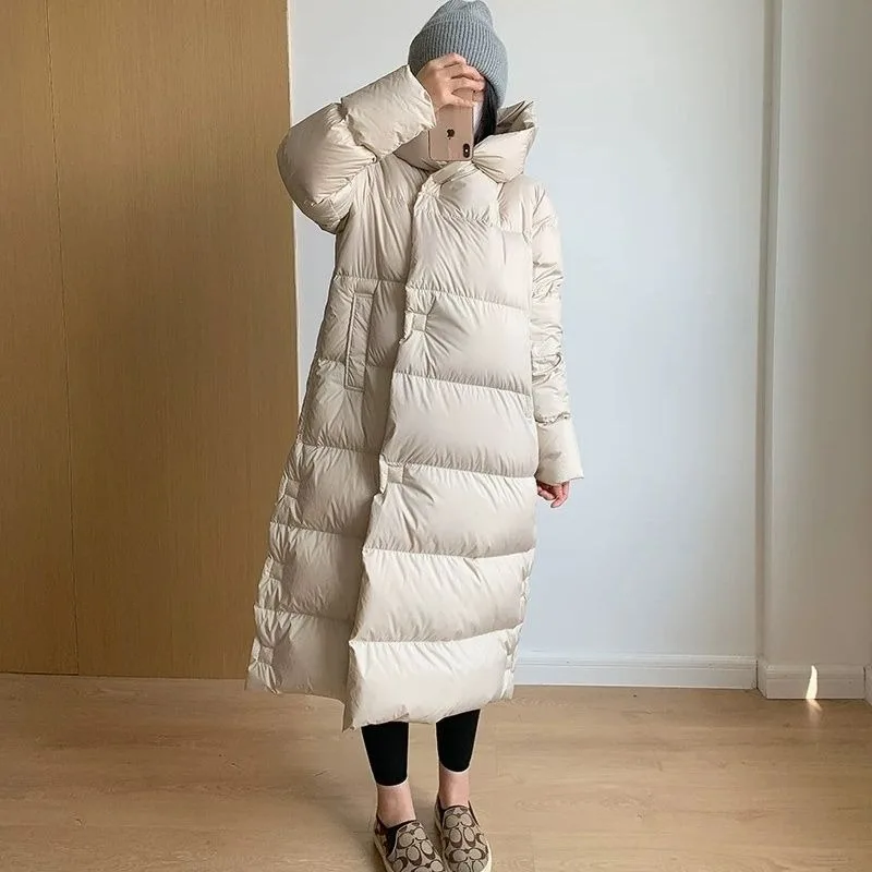 2025 Nowy styl długa, do kolan, pogrubiona kurtka z kapturem z białego kaczego puchu, luźna, wysokiej klasy kurtka na zimę, ciepła, prosta kurtka puchowa
