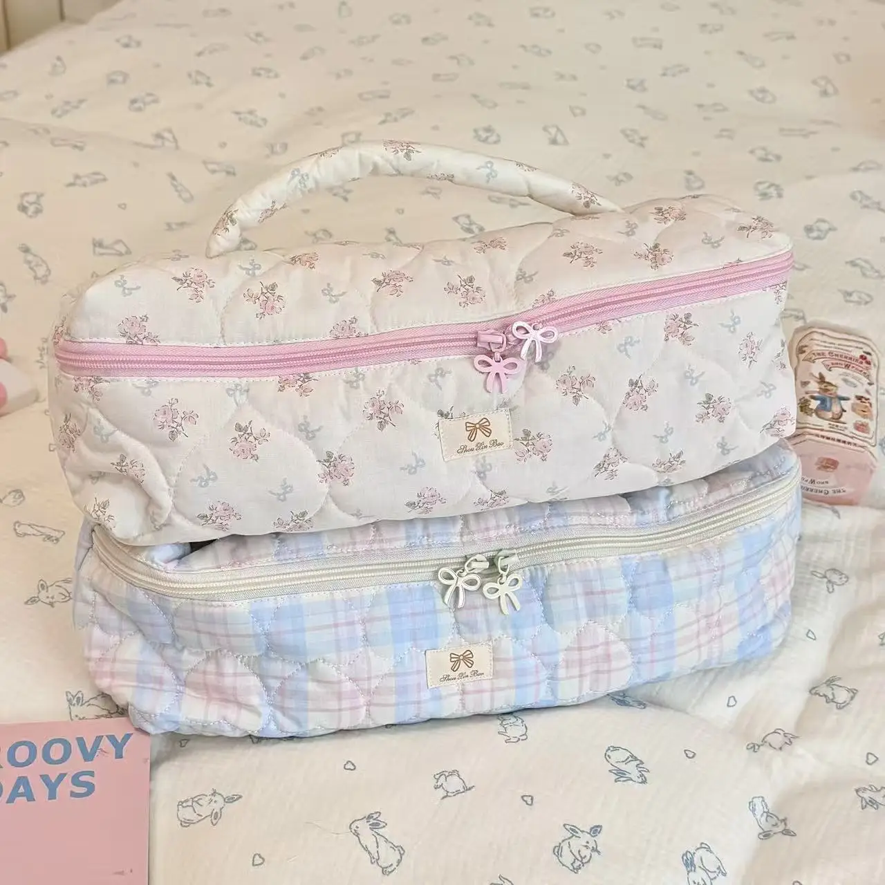 Niedliche gesteppte Blumen-Haartrockner-Tasche, Handtasche zur Aufbewahrung für Dyson, Lockenstab und Glätteisen Haarstyling-Werkzeuge – Detail 4