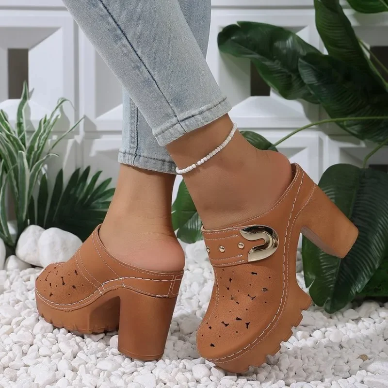 Damen Cut-Out Plateau-Mules mit klobigem Absatz, rutschfeste Metallschnalle, geschlossene Zehenpartie, atmungsaktive Slip-on High-Heel Clogs für den Alltag – Detail 4