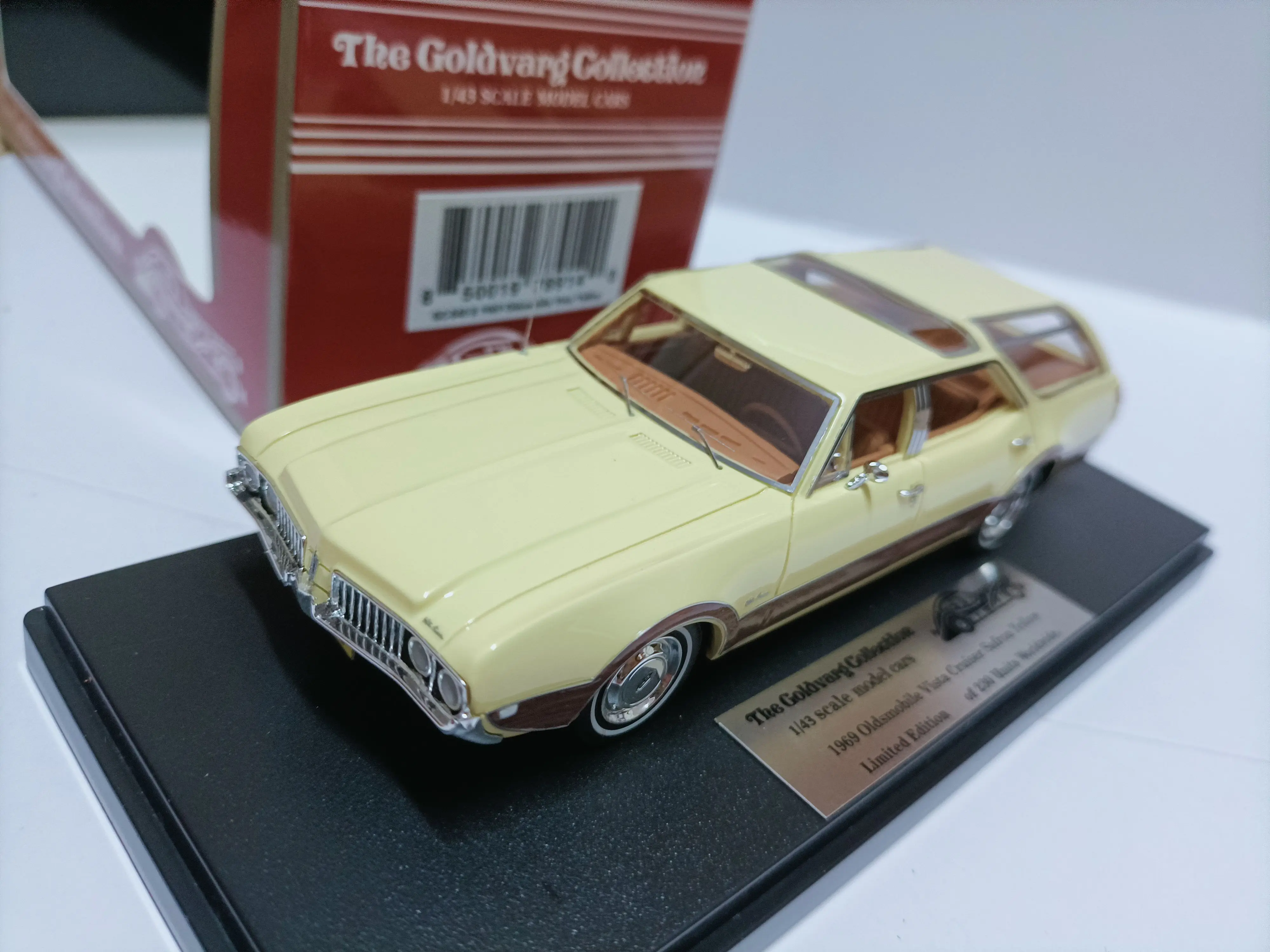 Goldvarg 1:43 Oldsmobile Vista Cruiser Vintage Car Simulation Limited Edition Resin Metal Static Car Model Toy Gift