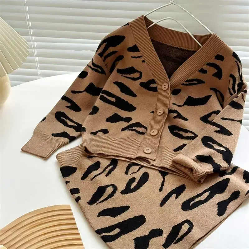 

Girls' Spring And Autumn Children's Leopard Pattern Western Style Top Knitted V-neck Sweater Bag Hip Skirt Two Piece Set