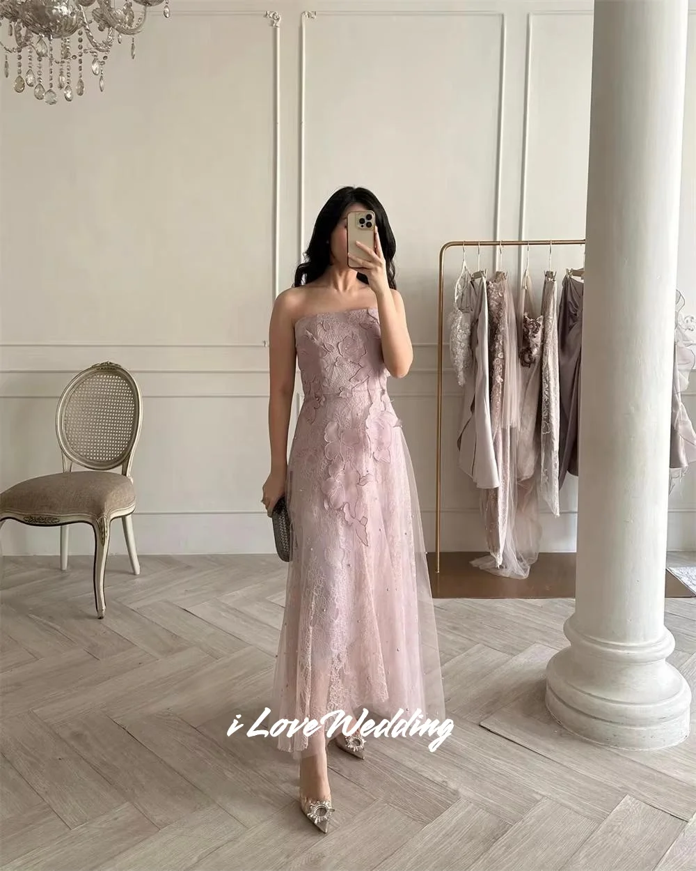 ชุดราตรีสีม่วงแบบสายเดี่ยวประดับลูกไม้ทรงเอไลน์ผ้าทูลล์แขนกุดสำหรับงานแต่งงานและงานเลี้ยง ความยาวระดับข้อเท้า จับจีบ สามารถสั่งตัดได้