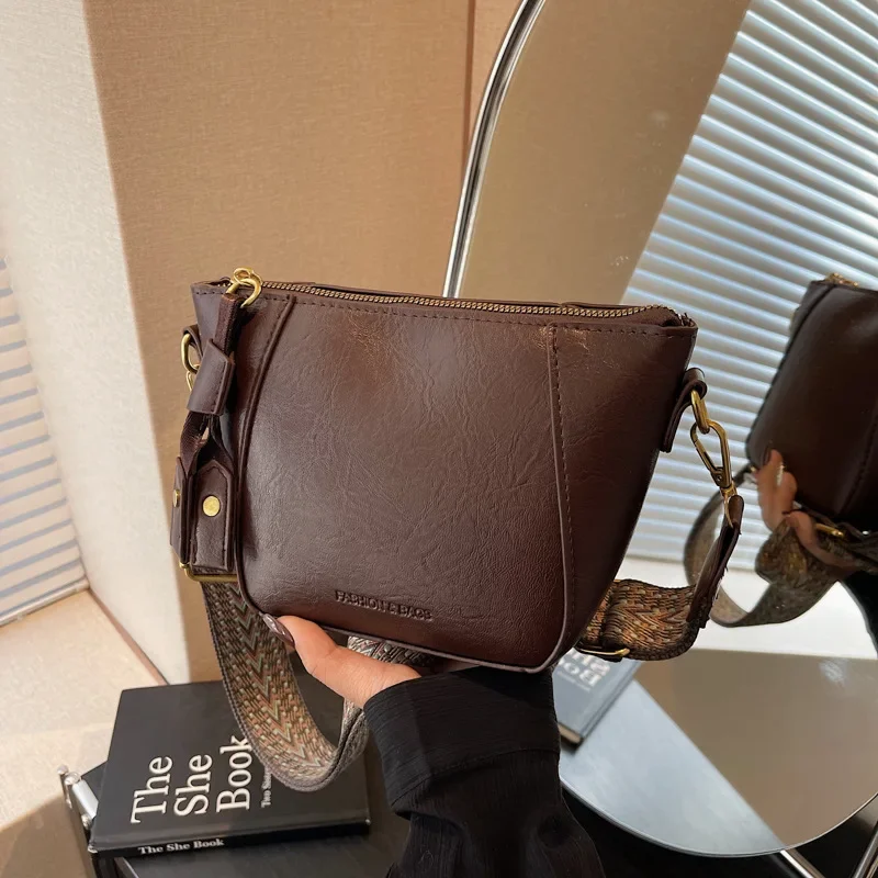

2025 Spring Summer New! Women's Simple Style Niche Shell Bag | Versatile High-Texture Wide-Strap Crossbody Handbag
