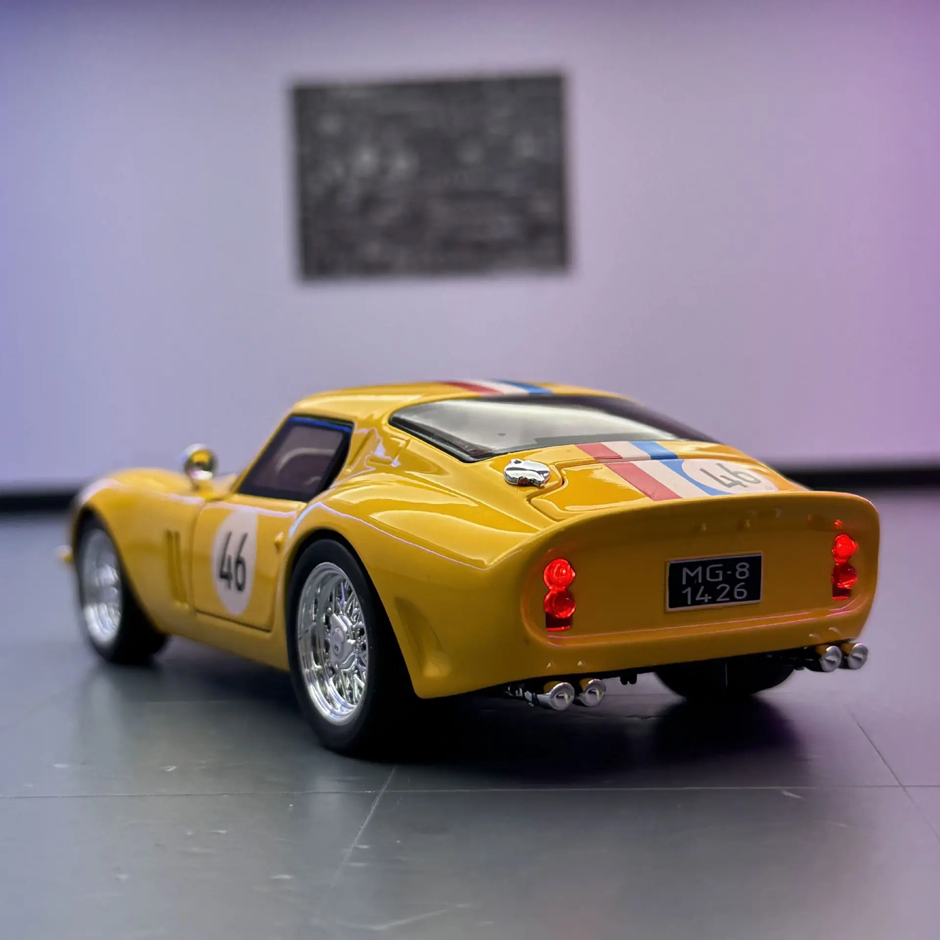 1:32 250 GTO Supercar Modello di auto in lega Suono e luce Tirare indietro Giocattolo da collezione per bambini Regalo di compleanno