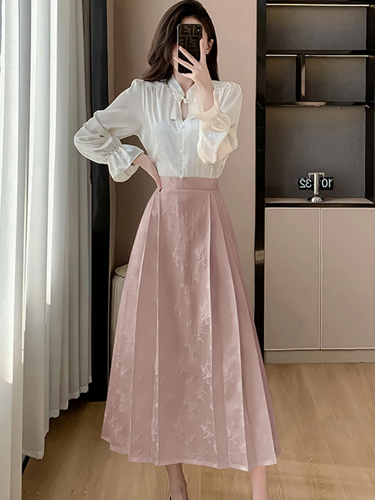 ผู้หญิงฤดูใบไม้ผลิเสื้อแขนยาวสีขาว + สีชมพูจีบ Jacquard กระโปรงครึ่งความยาว 2 ชิ้นชุด 2025 เกาหลี Elegant ชุด