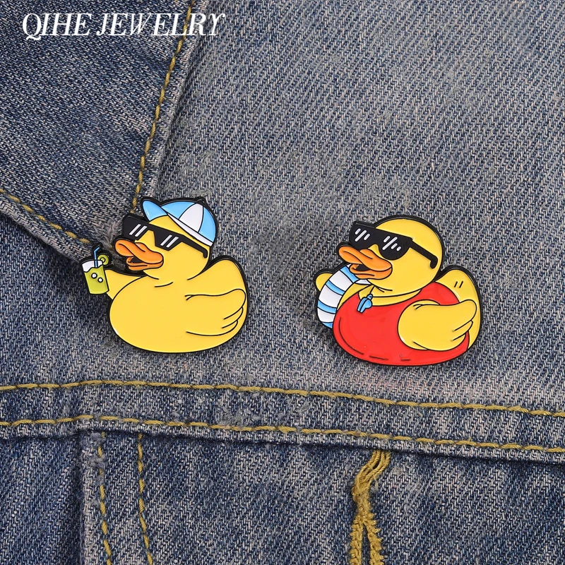 Strandurlaub Entenbrosche Emaille Pin Niedliche gelbe Ente Tragen Sie Sonnenbrillen mit Saftbroschen Anstecknadel Rucksack Abzeichen Schmuck Geschenk