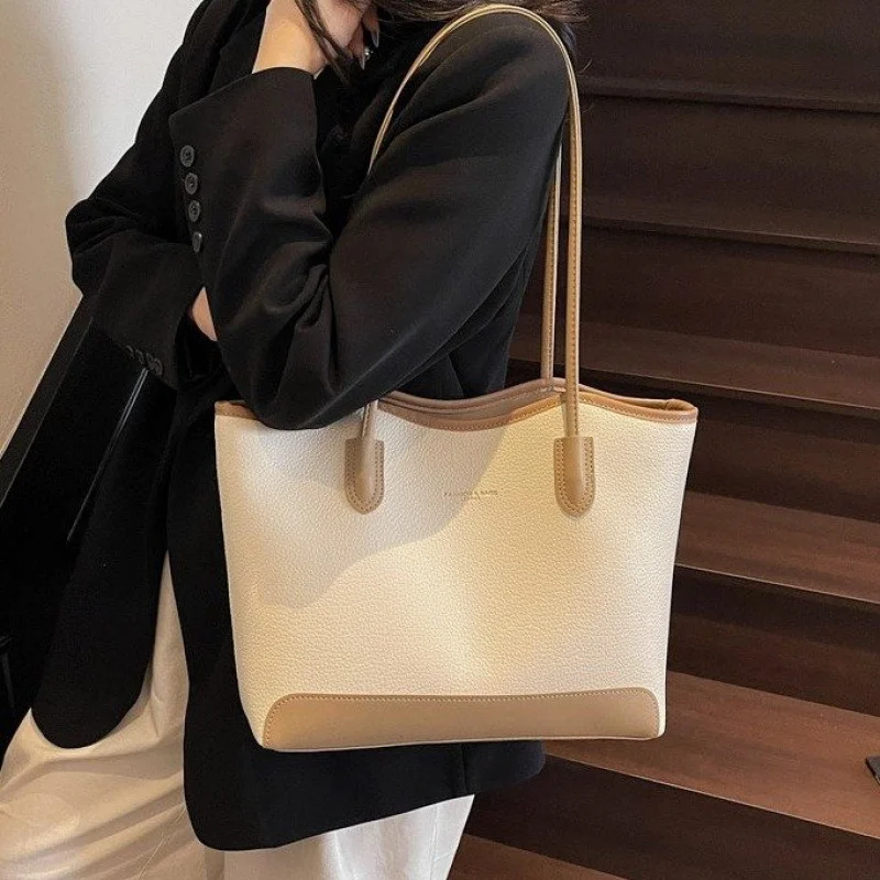 

Chic Ladies Shoulder Bag Made Of Sheepskin Leather Boasting Luxor Casual Vintage Neat Spacious Look​