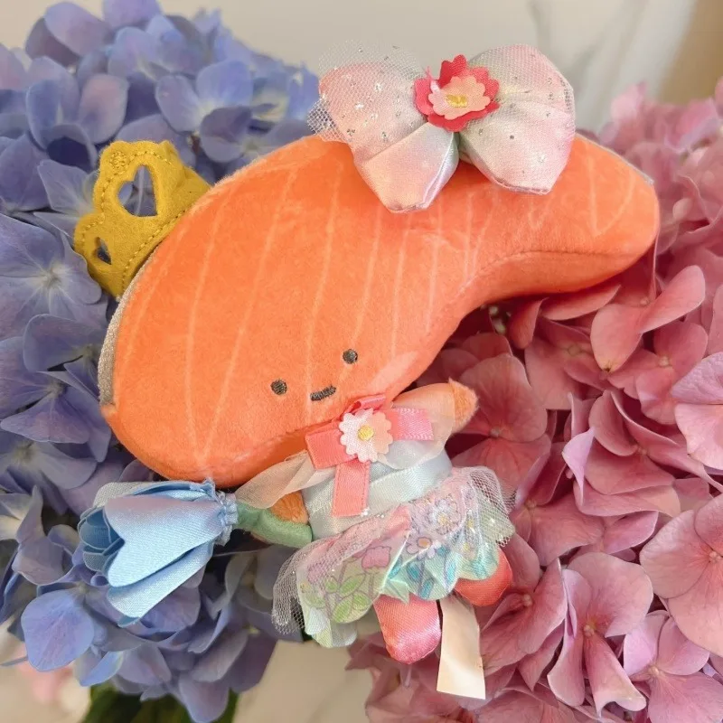 Llavero de peluche Kawaii Kirimichan con flor de salmón, lindo muñeco de peluche de Sanrio con corona, colgante de bolso con forma de corazón.