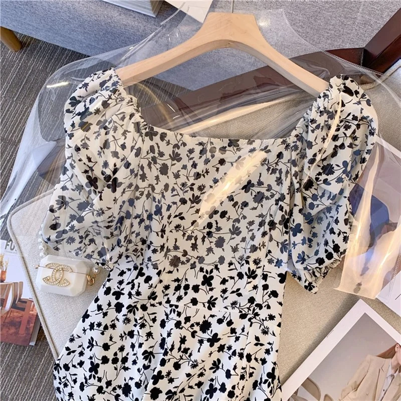 สไตล์ฝรั่งเศสสแควร์คอดอกไม้ชุดฤดูร้อนแขนฟองชุดชายหาด 2025 ใหม่กึ่งยืดหยุ่นเอวชุด Midi