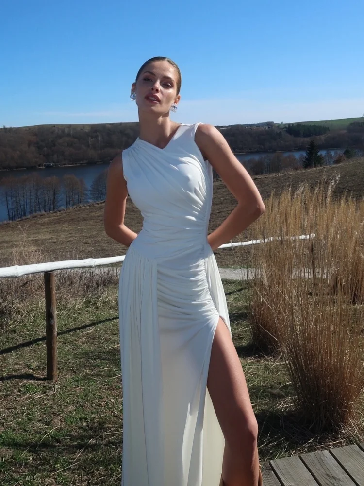 Eleganckie białe suknie wieczorowe z wysokim rozcięciem – bezrękawnik maxi z asymetrycznym drapowaniem, seksowna suknia formalna na bal i imprezę.