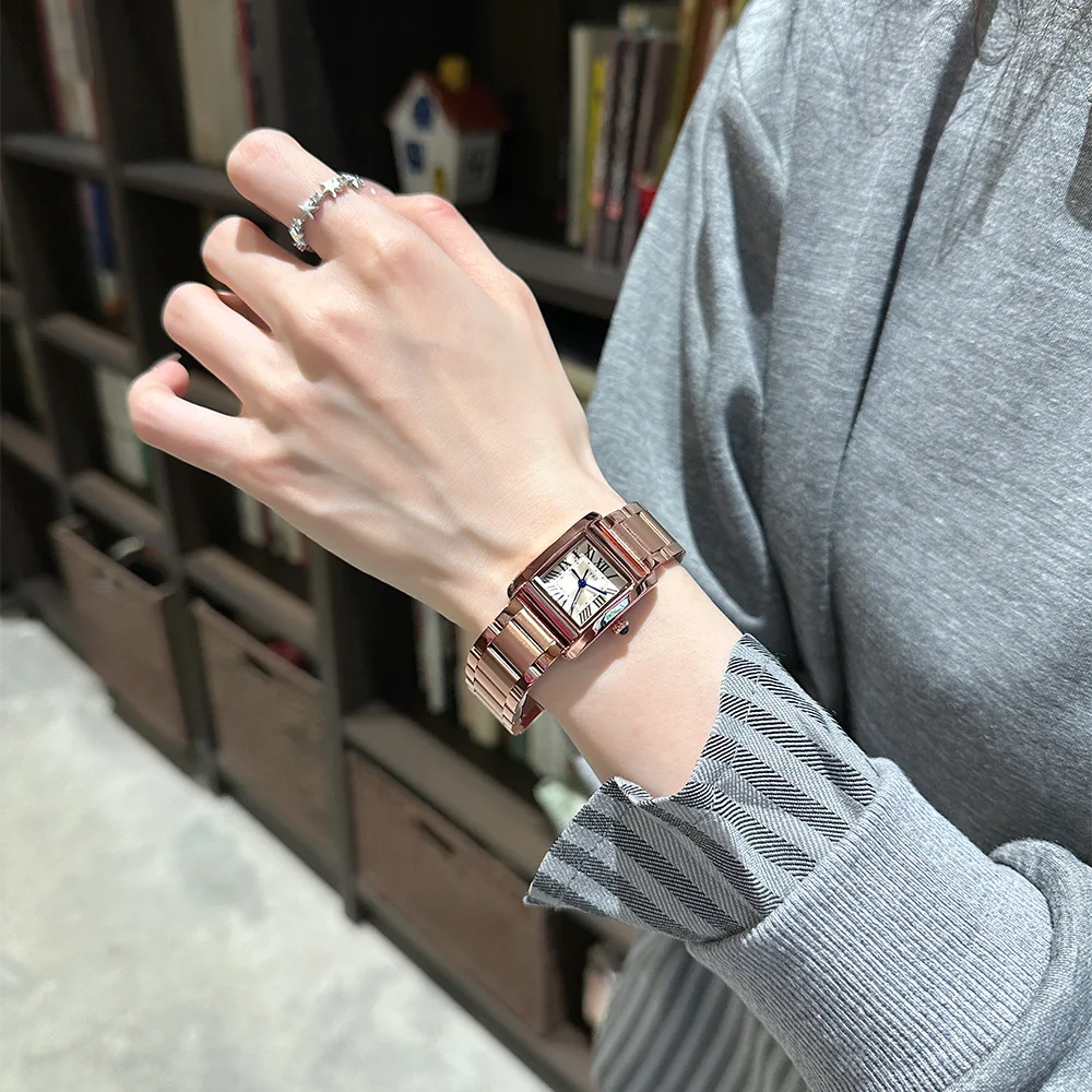 Nieuw licht luxe retro rechthoekig stalen bandhorloge met stalen band voor dames, eenvoudig temperament, koppelhorloge, luxe horloge van hoge kwaliteit