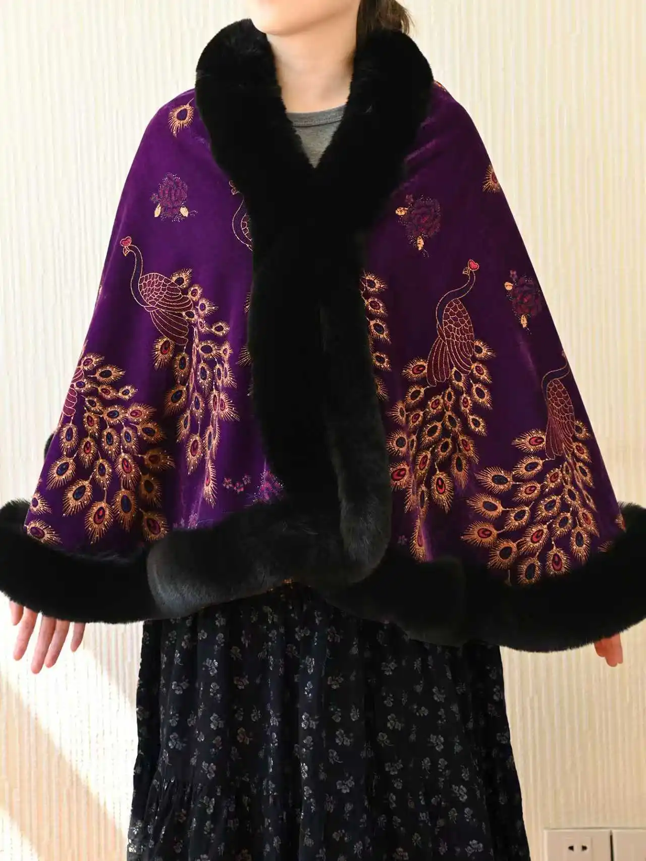 Faux fur Collar Shawl,Cape Femme，Manteau Femme Hiver，Poncho Femme，Velvet Printing Technology with Peacock Pattern Decoration