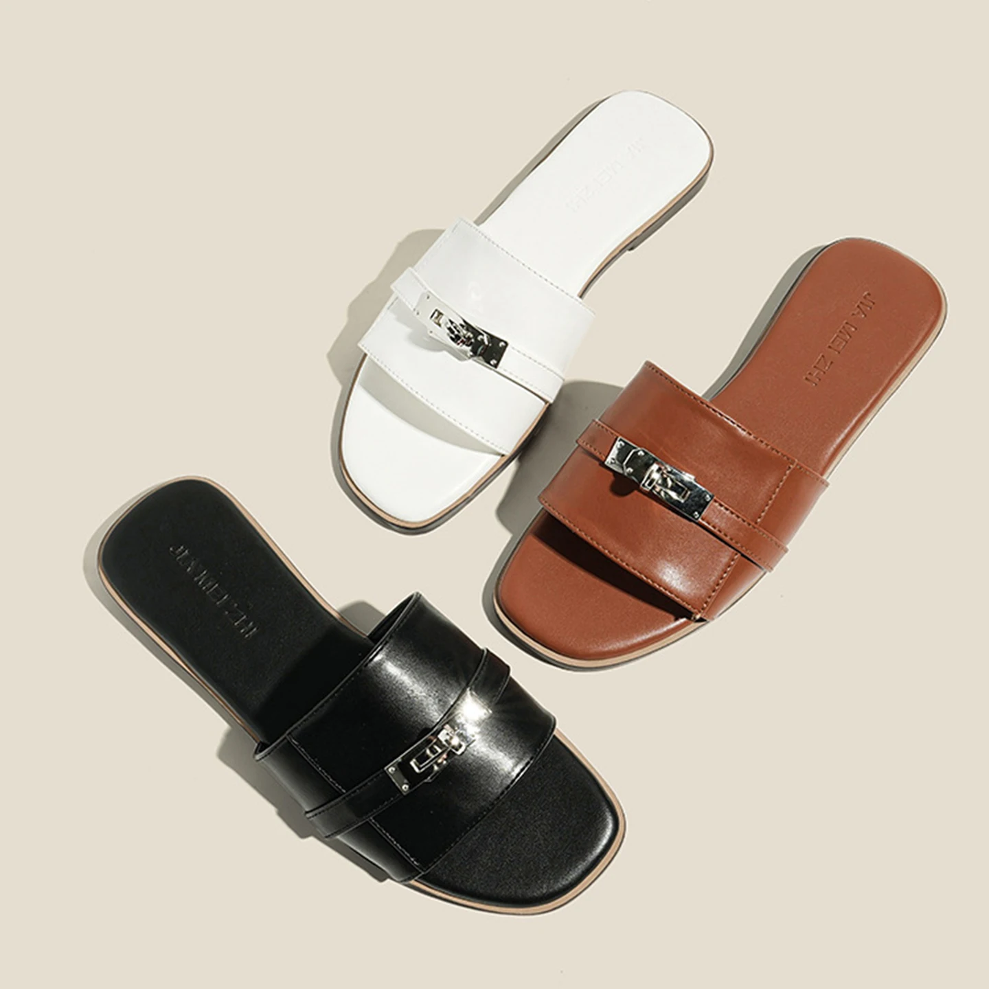 

Женские летние тапочки нового французского стиля с плоской подошвой, металлической пряжкой, противоскользящие, дышащие, для пляжа, отдыха и повседневной носки.