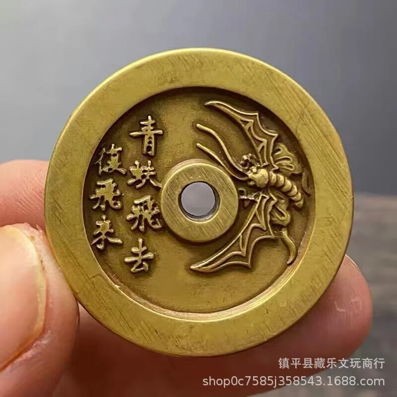 La libellule verte s'envole et revient, une amulette de style antique avec un sens Feng Shui porte-bonheur, en laiton de style antique.