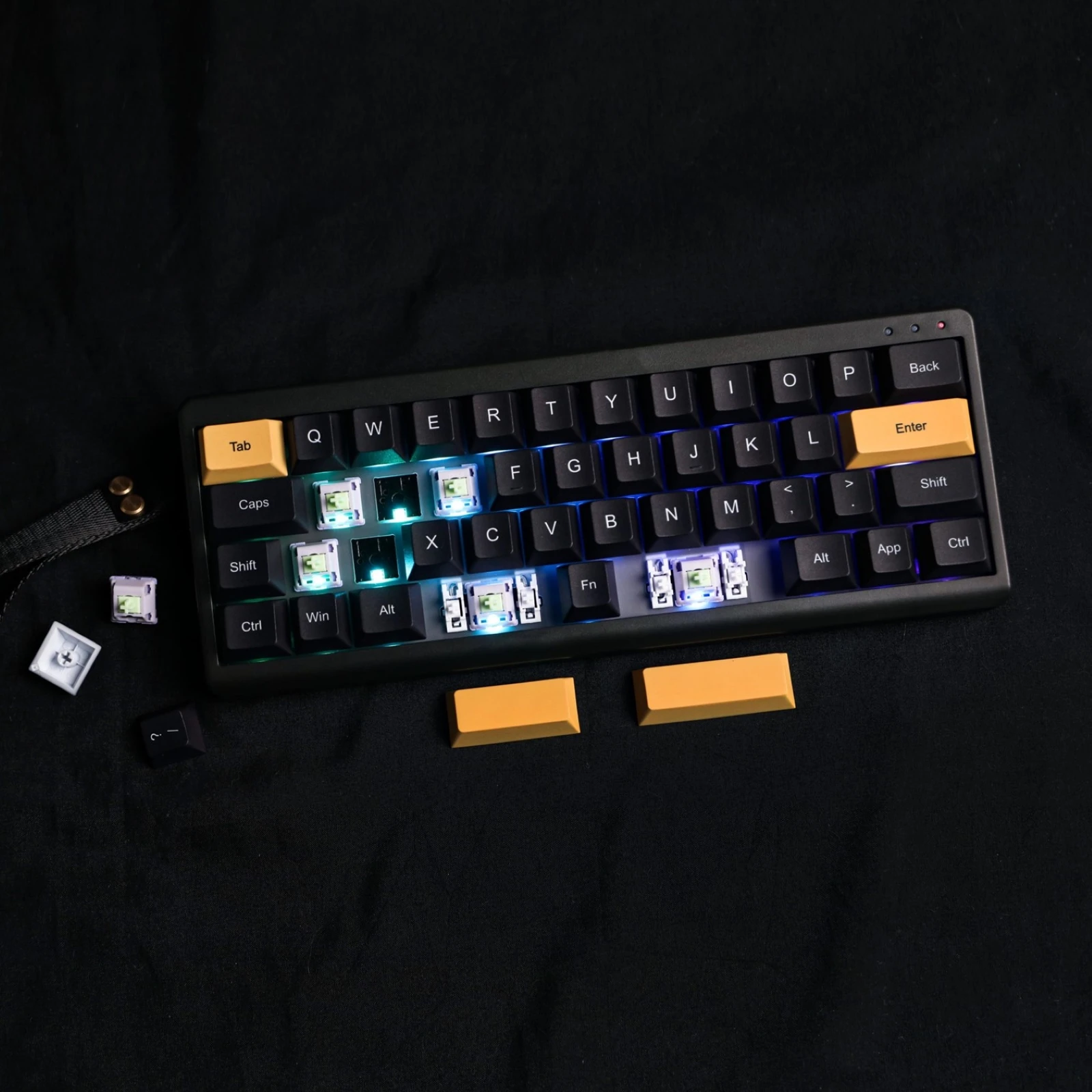 EPOMAKER TH40 VIA Ultra-Compact 40% Layout Hot-Swappable Gasket-mounted Type-C Wired/Bluetooth/2.4G Wireless Mechanical Keyboard