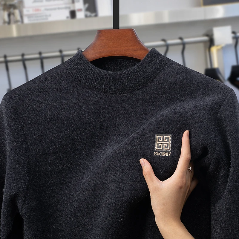 

Модный мужской свитер с полувысоким воротником, трикотажная основа с утолщенным бархатом, новый зимний наряд 2025 года, внутренний слой для тепла
