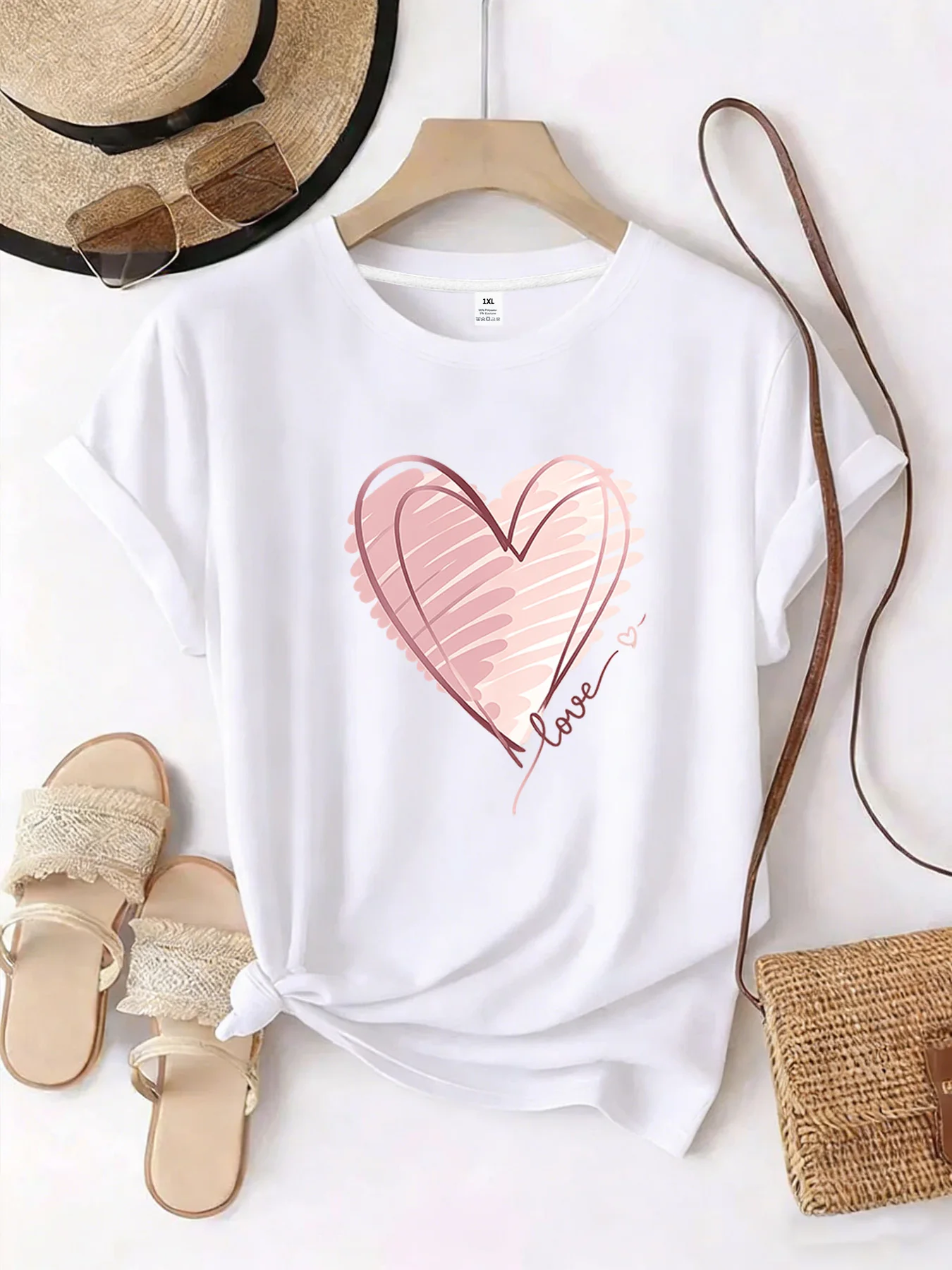 

【YJ00053】Женская футболка больших размеров с круглым вырезом, короткими рукавами, эластичными полурукавами и модными принтами, с розовым сердечком.