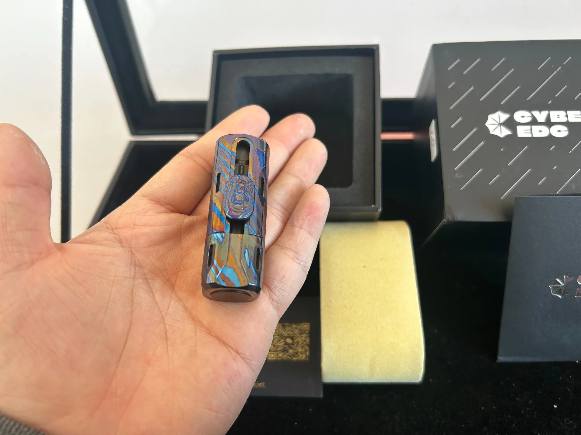 Zirconium-Horse phase + cyber + mechanical card pushing EDC, decompression toy