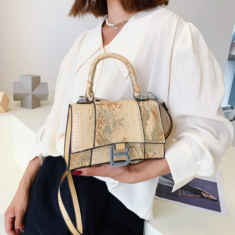 

Women's Fashionable Underarm Bag Versatile Crossbody Shoulder Bag for a Seamless Day to Night Transition