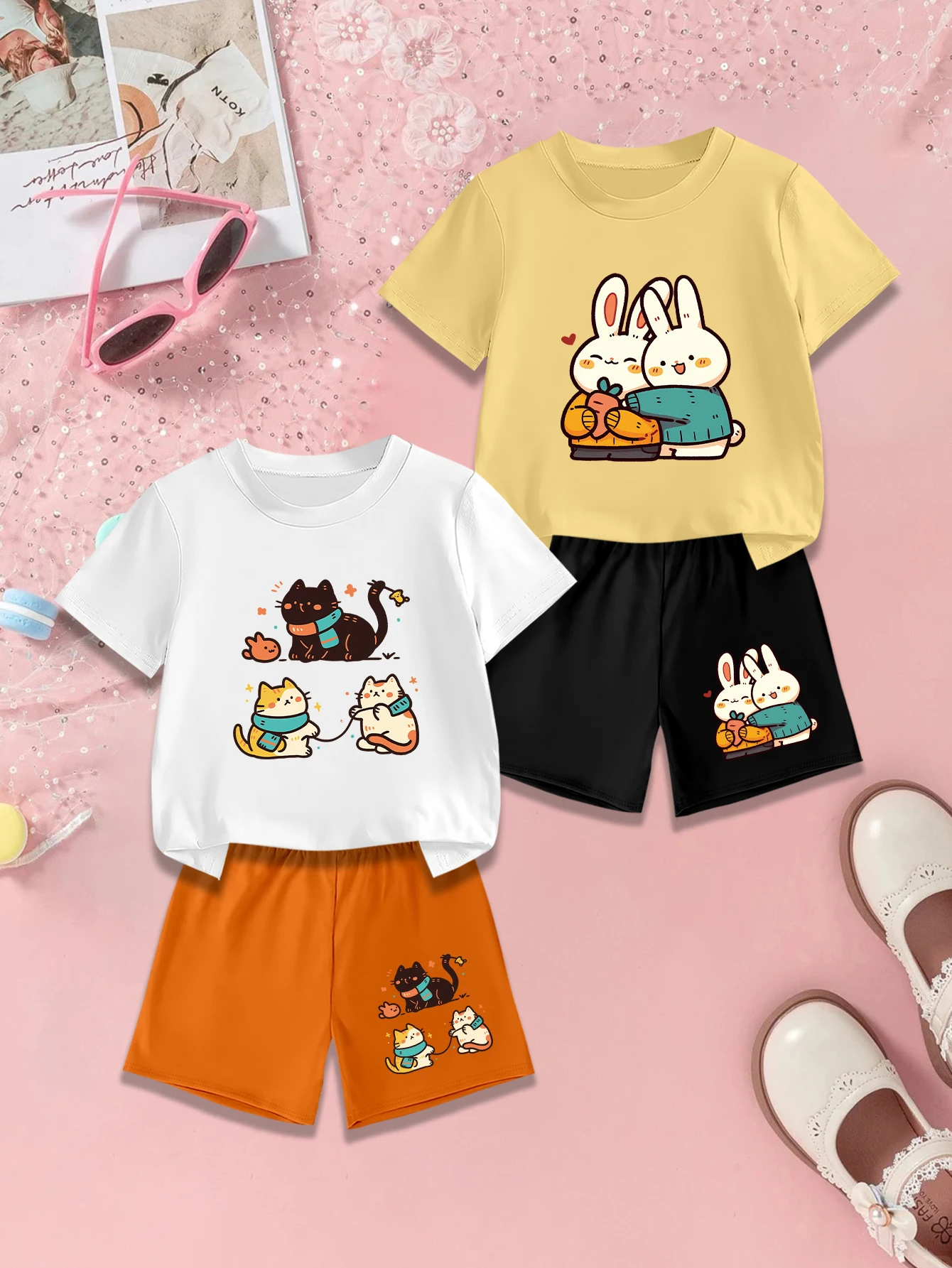 

4 предмета: летний комплект из футболки и шорт для девочек, с принтом мультяшного кота, играющего с кроликом, и обнимающего кролика.