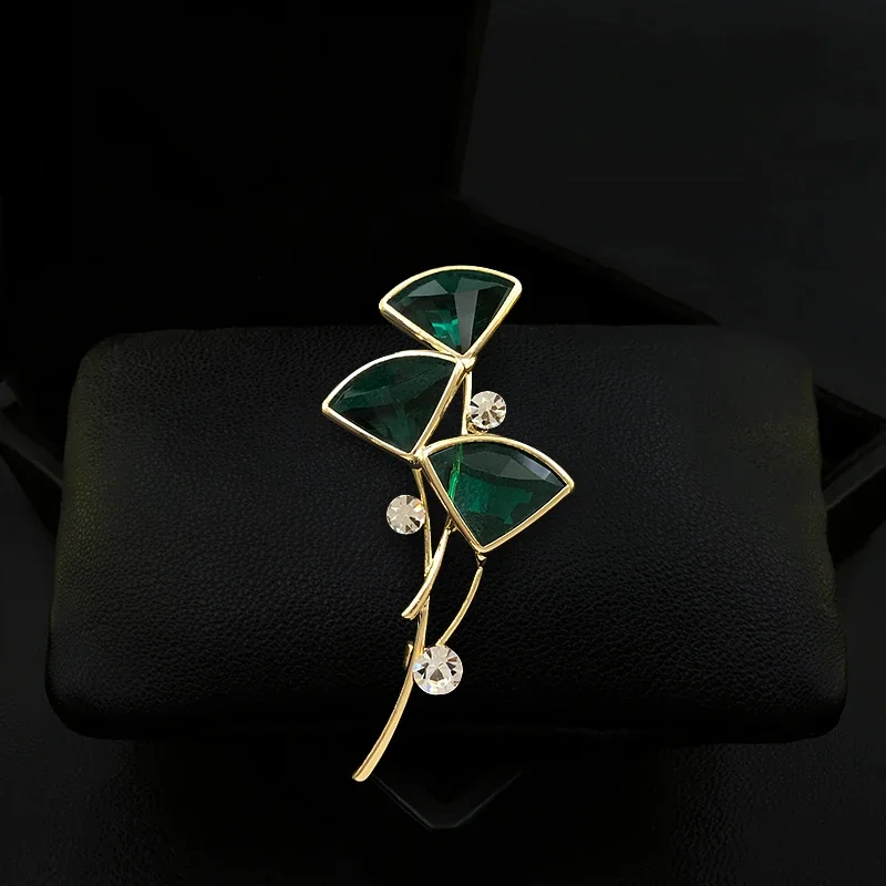 Exquisite Retro Leaf Brooch Luxury Women's Suit Neckline Corsage  Green Pins Clothes Accessories Fashion Rhinestone Jewelry 1910