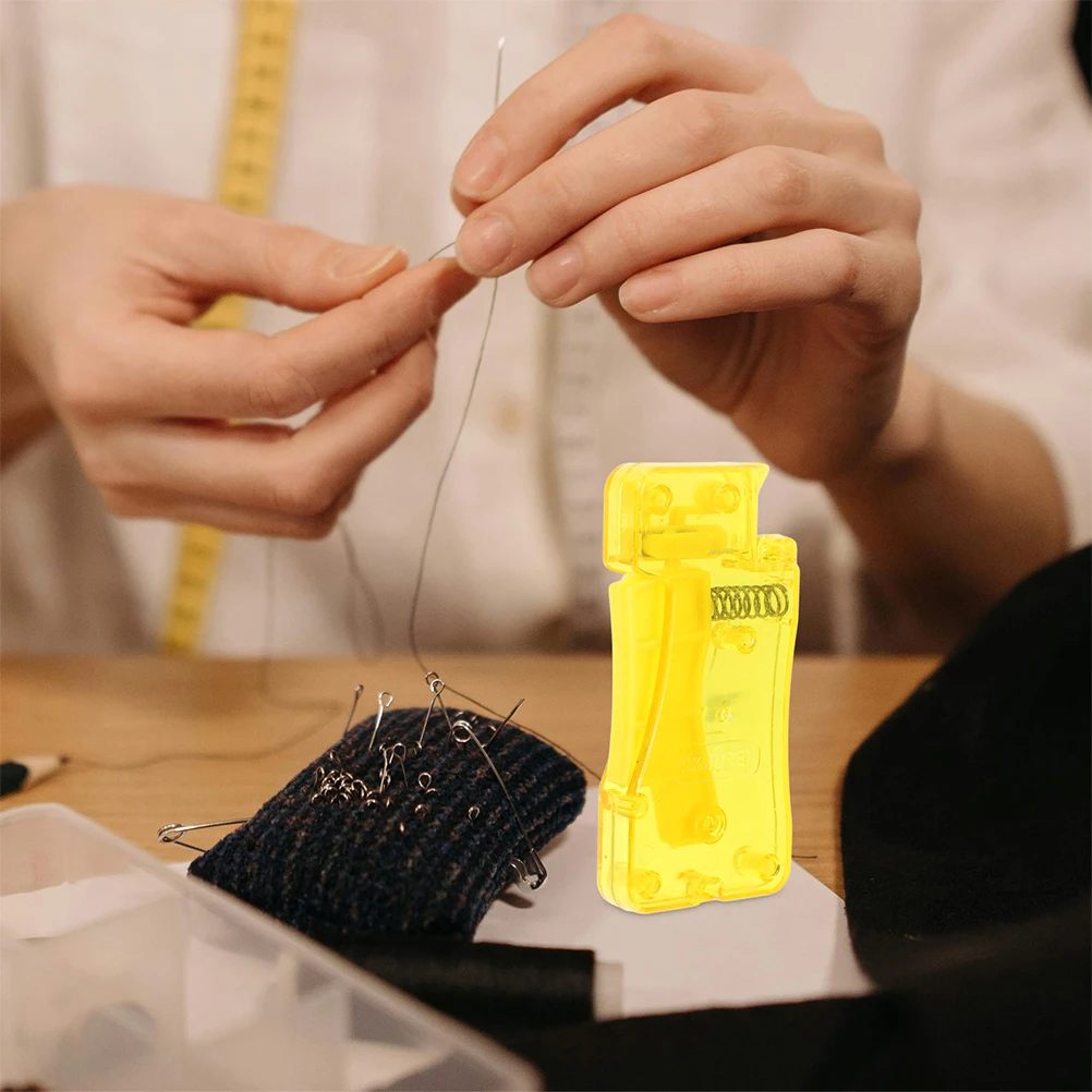 4Pcs Needles Threading Device Simple Plastic Threader for Sewing and Sewing Machine Setup Ideal for Poor Eyesight